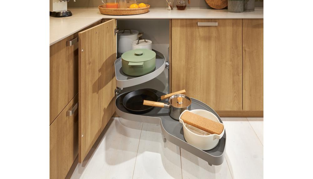 Schüller’s Bari demonstrates an innovative corner pull-out system, transforming traditionally hard-to-reach corner units into highly functional storage for pots, small appliances and other bulky items