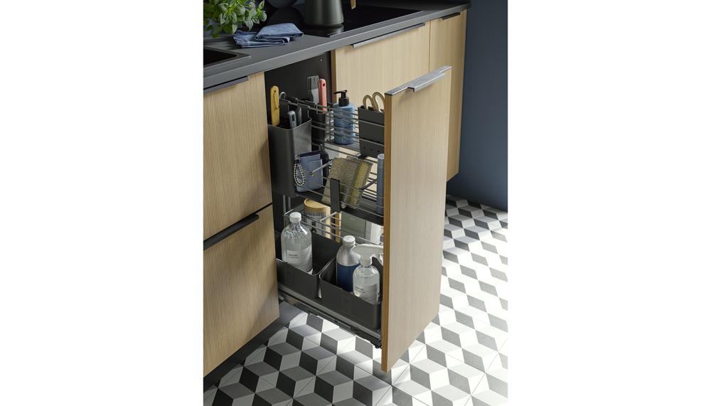 Häcker Küchen’s cookingAGENT 300mm-wide base unit pull-out, with SoftSTOPP plus for dampened closing, including self-closing mechanism, baskets and containers, can be removed and rearranged – a great storage solution for small kitchens